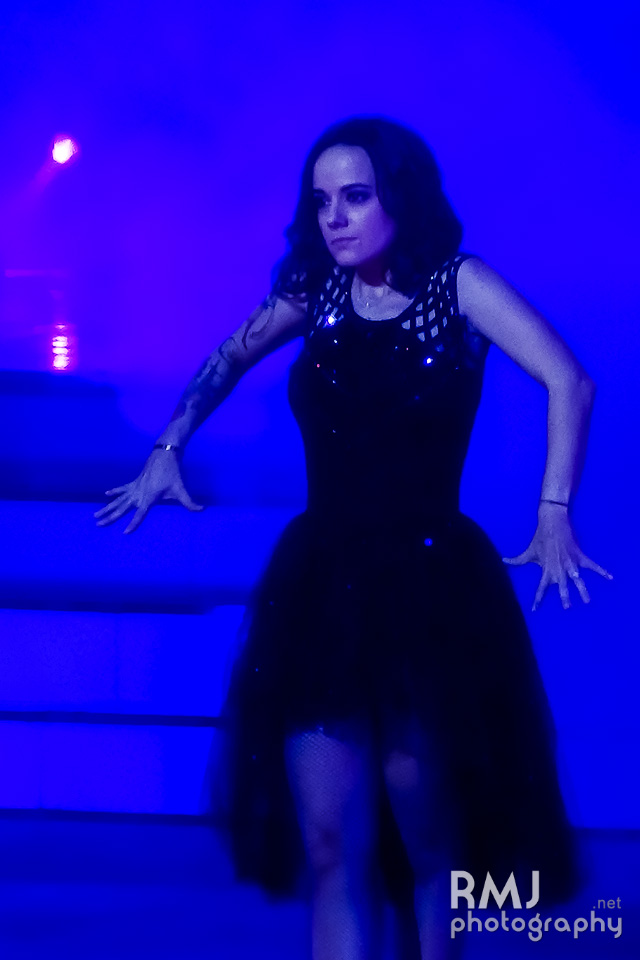 Alizée during contemporary dance.